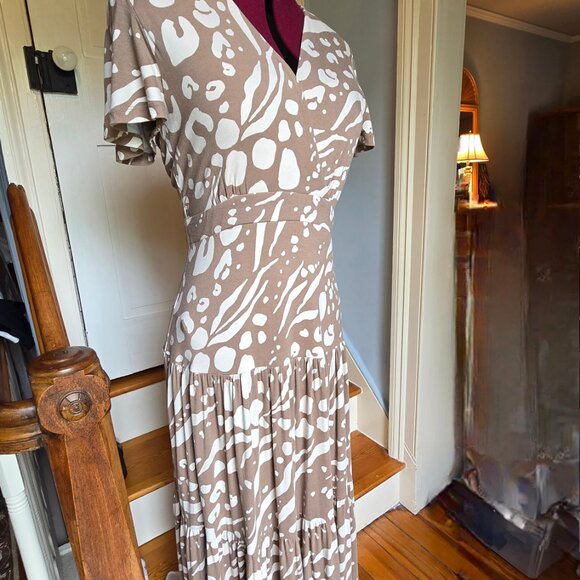 Cabi 6147 Swoon Dress Midi Tiered Swing Work Leisure Taupe Flutter Sleeves - Picture 2 of 6